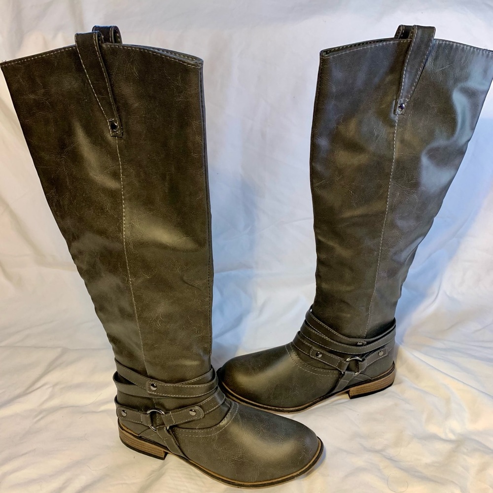 Journee Collection Boots